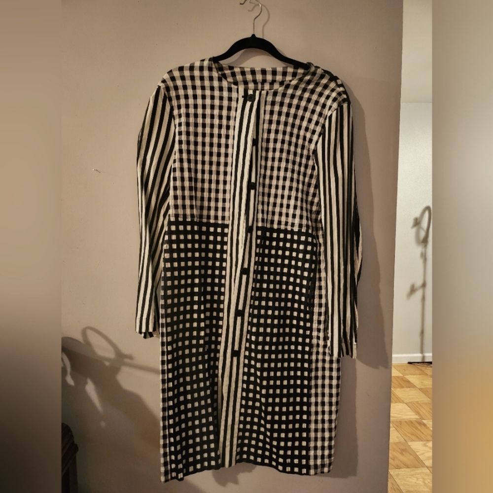 Haat ISSEY MIYAKE BLACK AND WHITE STRIPED CHECKED BUTTON DOWN DRESS SIZE 3